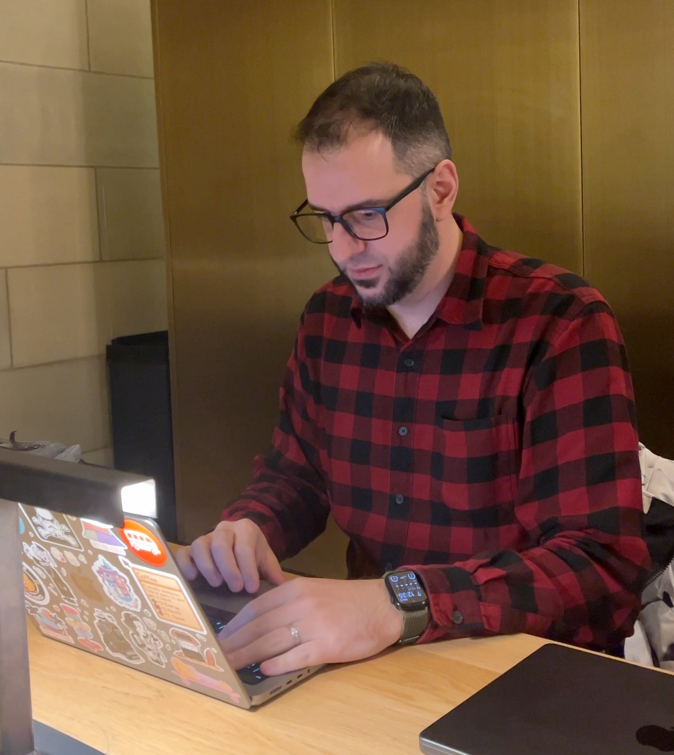 Un gestionnaire principal à son poste de travail, en pleine réflexion